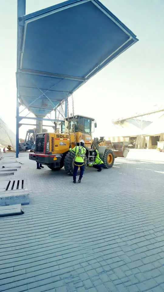 Técnicos inspeccionando un cargador SDLG en planta