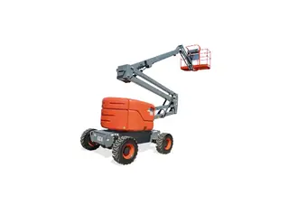 Plataforma de elevación o manlift articulado naranja, con la canasta elevada